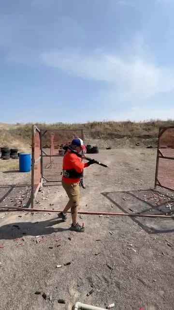 Стрелок с ружьём выполняет упражнение на полигоне Әйтей